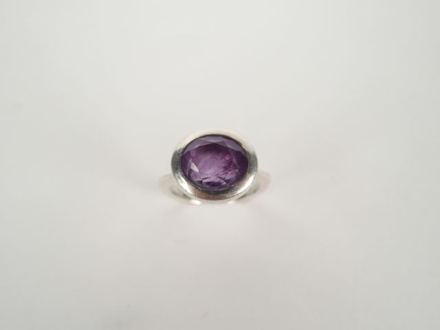 Bague monture argent sertie d'une améthyste taille ovale facettée de 3