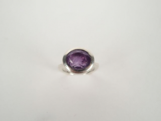 Vente aux enchères Bague monture argent sertie d'une améthyste taille ovale facettée de 3
