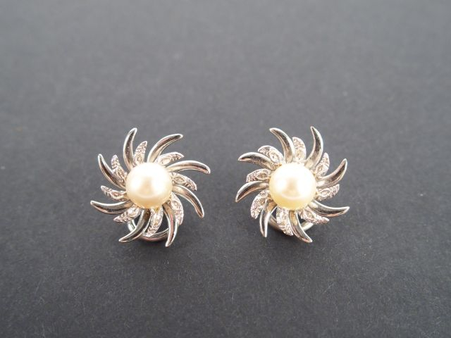 Paire de boucle d'oreilles monture or blanc en forme de soleil ornées 
