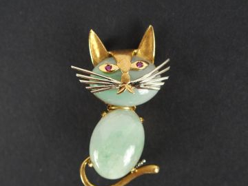 Broche en forme de chat, corps et tête en jade, les yeux en rubis, mon