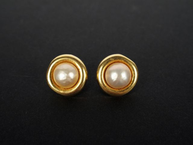 Paire de boucles d'oreilles monture or jaune ornées de demi-perles. Po