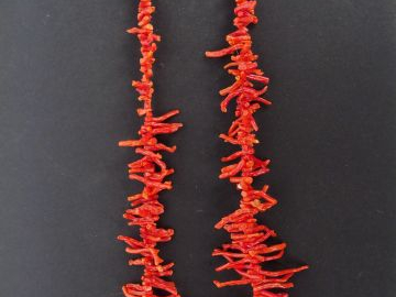 Collier de  branches de corail disposées en chute. 52cm