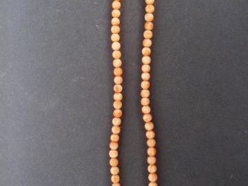 Collier de perles de corail peau de pêche, perles noires et perles d'o