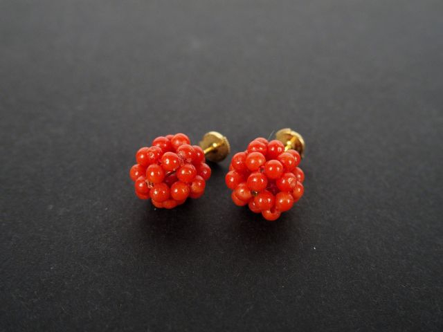 Paire de perce-oreilles ronde en perles de corail.