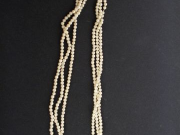 Collier de perles triple rang (à réenfiler, fermoir accidenté).