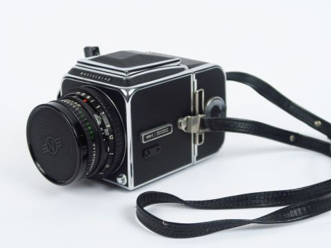 Hasselblad : 500C N°TT 69342 , dos TT 102967 objectif Distagon 5,6/60 
