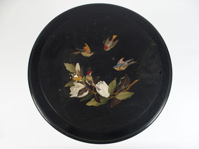 Plateau italien en marqueterie de marbre à décor d'oiseaux et de magno