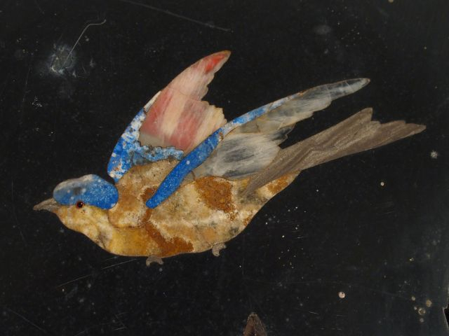 Plateau italien en marqueterie de marbre à décor d'oiseaux et de magno