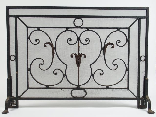 Grand pare feu en fer forgé et tôle. 95 x 130 cm