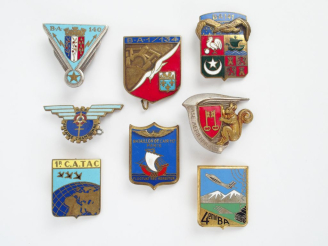 Vente aux enchères Lot d'insignes bases aériennes françaises dont BA 134  "Drago Paris" d