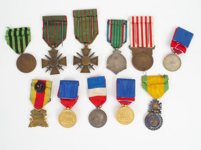 Lot de décorations françaises relatives à la guerre de 1870 et au sièg