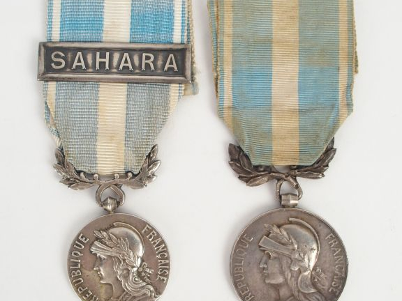 Lot de décorations françaises. Médailles coloniales, les deux avec rub