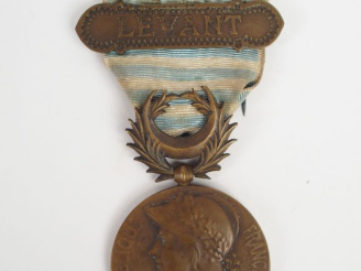 Vente aux enchères Médaille du levant gros module en bronze, avec son ruban.