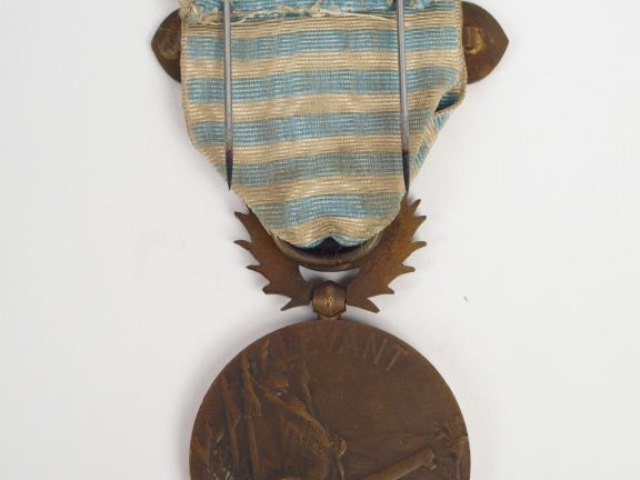 Médaille du levant gros module en bronze, avec son ruban.