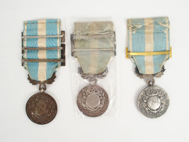 Lot de décorations françaises. Médailles coloniales, les 3 avec rubans