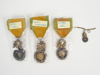 Vente aux enchères Lot de décorations françaises se composant de trois variantes de la mé