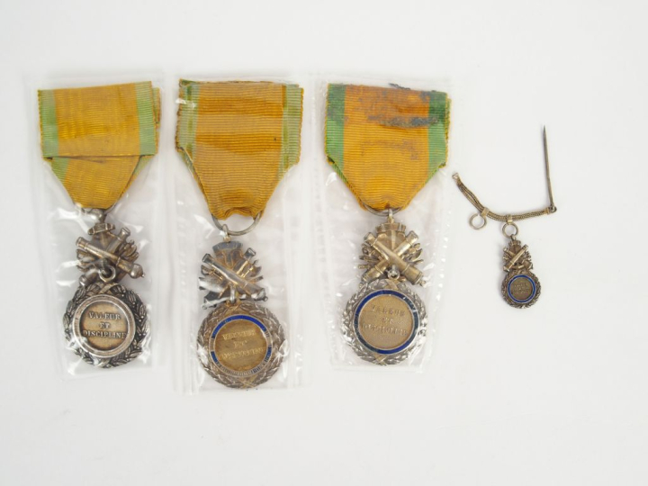 Lot de décorations françaises se composant de trois variantes de la mé
