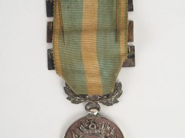 Médaille coloniale en argent, ruban bleu et blanc rayé, trois barrette