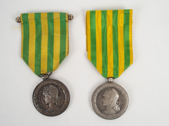Lot de décorations françaises commémoratives de l'expédition de 1883/1