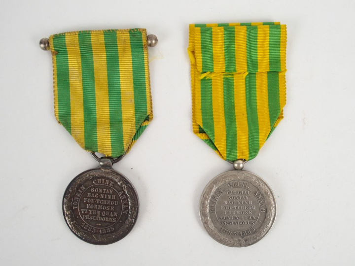 Lot de décorations françaises commémoratives de l'expédition de 1883/1