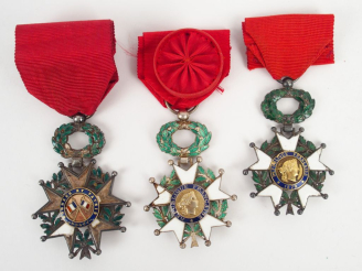 Vente aux enchères Lot de trois étoiles de chevalier de la légion d'honneur Troisième Rép