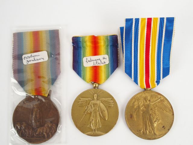 Lot de médailles interalliées comprenant: une sud-africaine, une itali