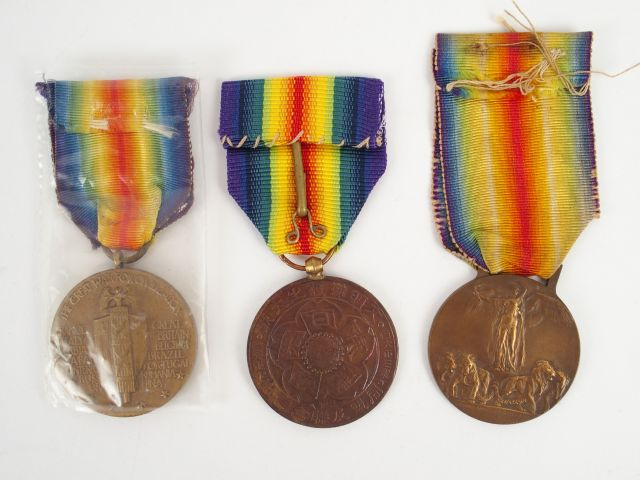 Lot de médailles interalliées comprenant: une japonaise, une italienne