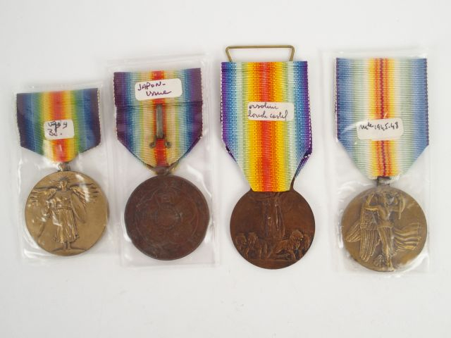 Lot de médailles interalliées comprenant: une rare japonaise, une tché