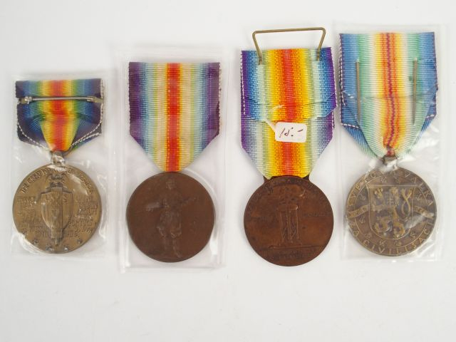 Lot de médailles interalliées comprenant: une rare japonaise, une tché