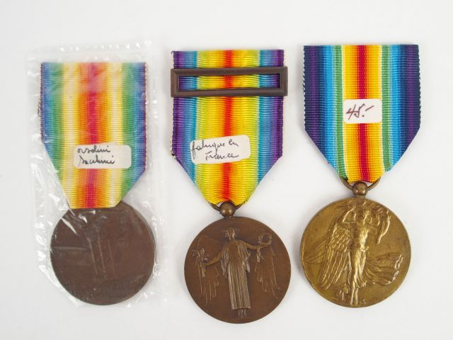 Lot de médailles interalliées comprenant: une portugaise (fabrication 