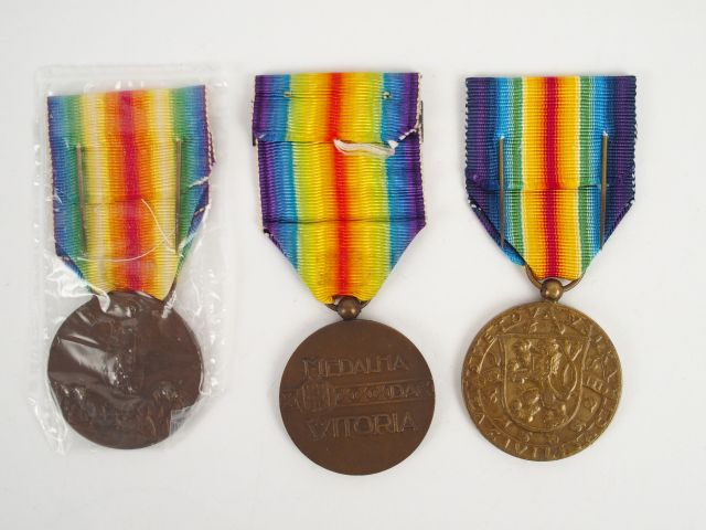 Lot de médailles interalliées comprenant: une portugaise (fabrication 