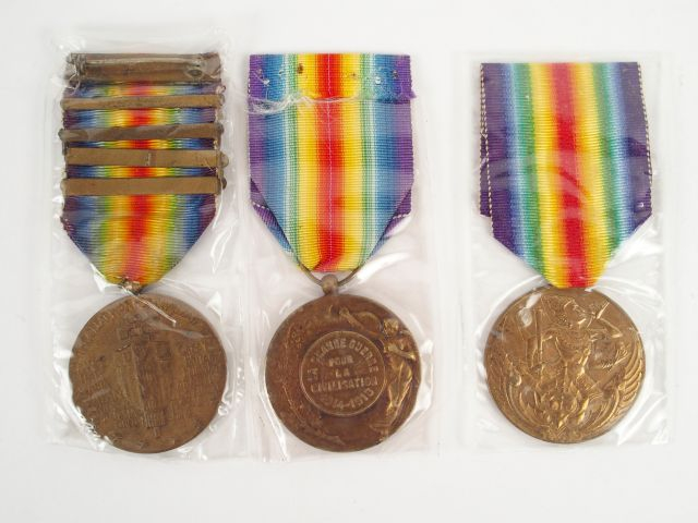 Lot de médailles interalliées comprenant: une siamoise (1er type oreil