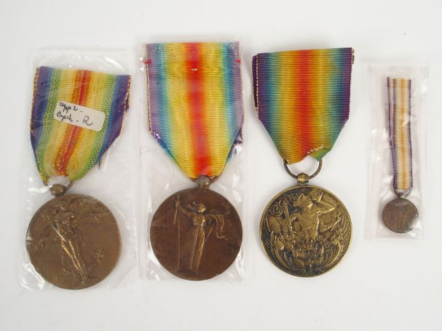 Lot de médailles interalliées une siamoise (oreille de la divinité vis