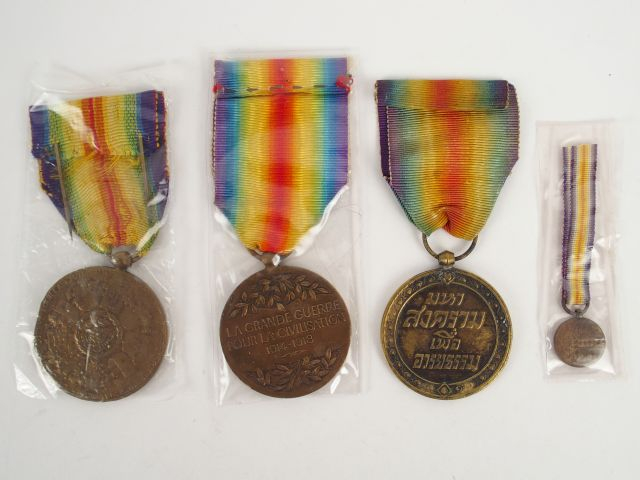 Lot de médailles interalliées une siamoise (oreille de la divinité vis