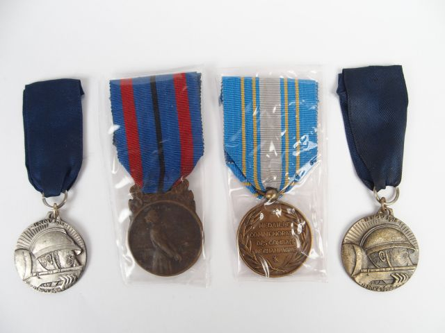 Lot de décorations françaises commémoratives dont une médaille d'homma