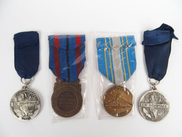 Lot de décorations françaises commémoratives dont une médaille d'homma