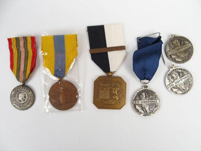 Lot de décorations françaises commémoratives dont une médaille d'homma
