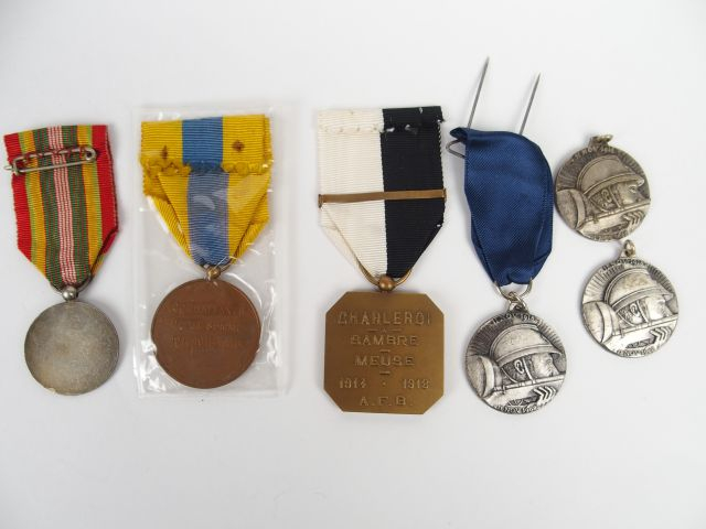 Lot de décorations françaises commémoratives dont une médaille d'homma