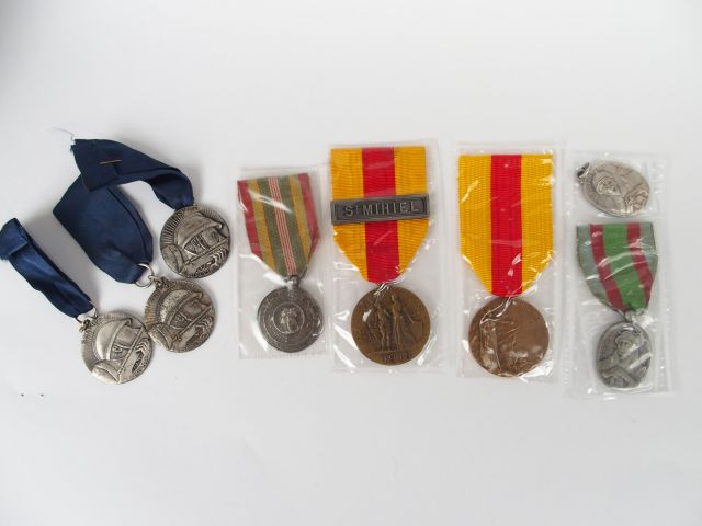 Lot de décorations françaises commémoratives dont deux médailles d'hom