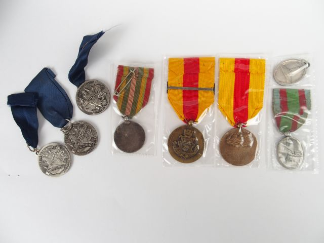 Lot de décorations françaises commémoratives dont deux médailles d'hom