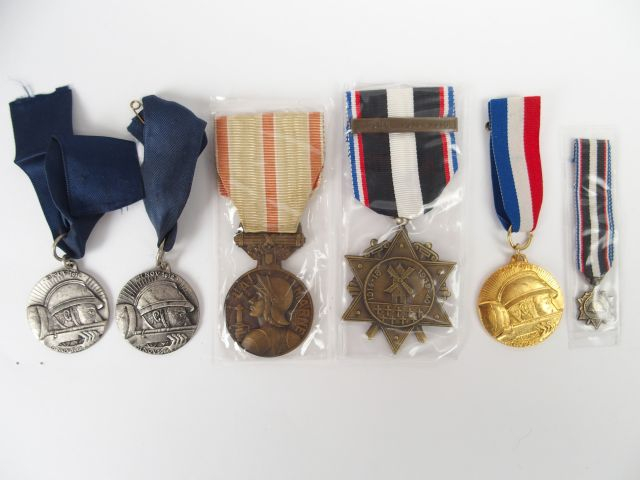 Lot de décorations françaises commémoratives dont une médaille d'homma
