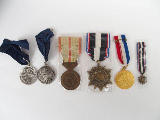 Lot de décorations françaises commémoratives dont une médaille d'homma