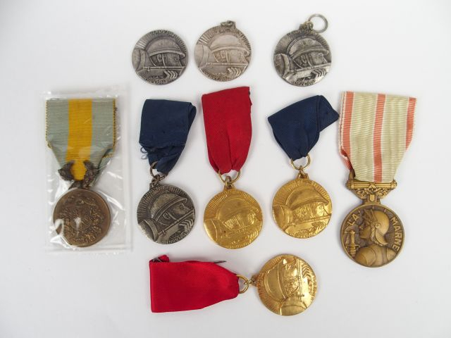Lot de décorations françaises commémoratives dont une médaille d'homma