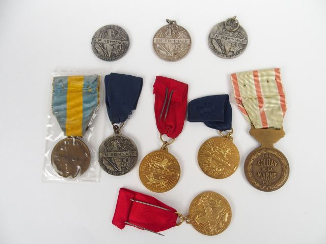 Lot de décorations françaises commémoratives dont une médaille d'homma