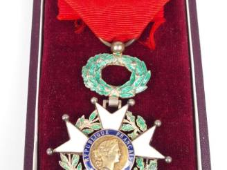 Vente aux enchères Boite en carton rouge sombre contenant une étoile de chevalier de la l