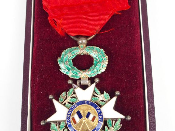 Boite en carton rouge sombre contenant une étoile de chevalier de la l