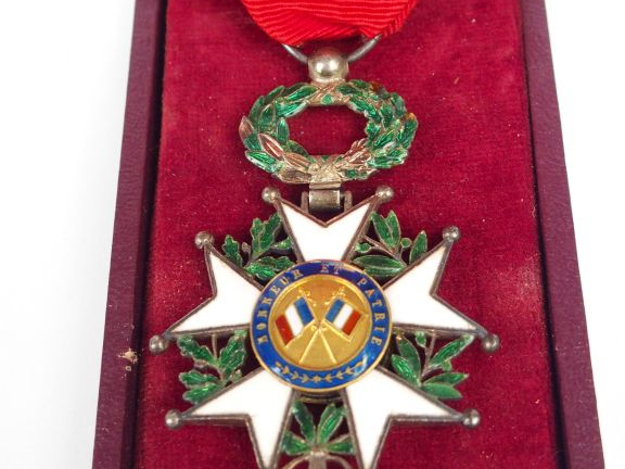 Boite en carton rouge sombre contenant une étoile de chevalier de la l