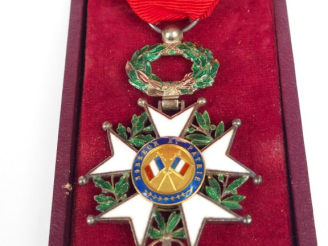 Vente aux enchères Boite en carton rouge sombre contenant une étoile de chevalier de la l