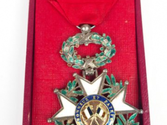 Vente aux enchères Boite en carton rouge sombre contenant une étoile de chevalier de la l