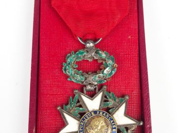 Boite en carton rouge sombre contenant une étoile de chevalier de la l